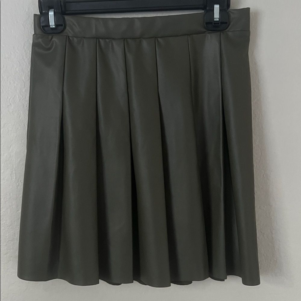 NWOT Olive & Oak Faux Leather Pleated Mini Skirt in Size S